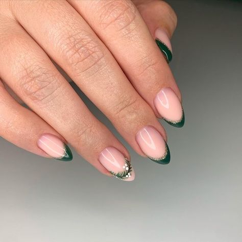 30 Best Winter Almond Nail Art to Try Holiday Nails Christmas, December Nails, Tree Nails, October Nails, Nagel Tips, Christmas Nails Easy, Christmas Gel Nails, Simple Gel Nails, Her Nails