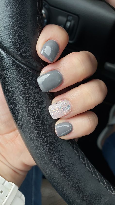 Gray Nail Dip Ideas, Gray Dip Nails Powder, Spring Gray Nails, Simple Nails Gray, Short Grey Acrylic Nails, Grey Summer Nails, Grey And Pink Nail Ideas, Dark Gray Nails Design, Purple Gray Nails