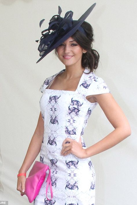 Michelle Keegan Derby Hat Hairstyles, Hair With Fascinator Hairstyles, Derby Hairstyles, Race Day Hair, Kentucky Derby Outfit, Kentucky Derby Fashion, Race Day Fashion, Derby Attire, Race Outfit