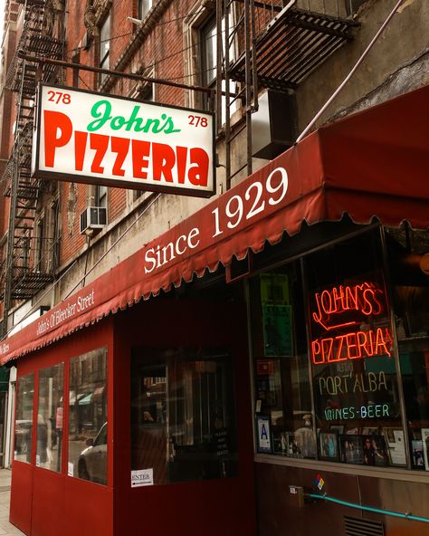 Pizza Shop Exterior, Pizza Delivery Aesthetic, Pizzeria Photoshoot, Pizzeria Exterior, New York Pizza Aesthetic, Pizza Shop Aesthetic, Small Pizza Shop, Deli Aesthetic, Pizzeria Aesthetic