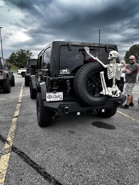 Jeep Spare Tire Halloween Decorations, Halloween Vehicle Decorations, Thanksgiving Jeep Decorations, Jeep Halloween Decor, Halloween Jeep Ideas, Jeep Halloween Decorations, Jeep Wrangler Halloween Ideas, Halloween Jeep Wrangler Decorations, Jeep Decorations