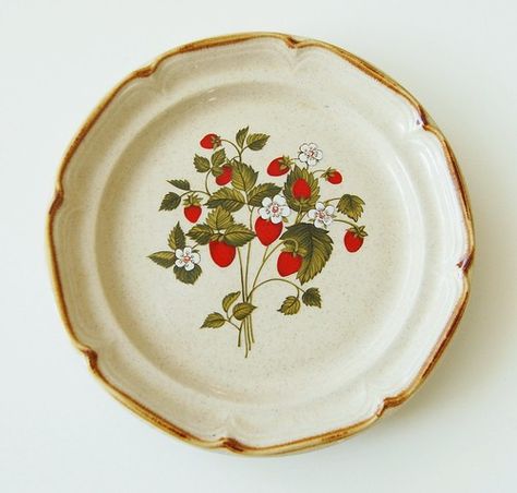 Vintage Strawberry Plate | smashgirl | Flickr Strawberry Plate, Strawberry Kitchen, Strawberry Design, Vintage Strawberry, Cottage In The Woods, Cottagecore Aesthetic, Dream House Decor, Strawberry Shortcake, Strawberries