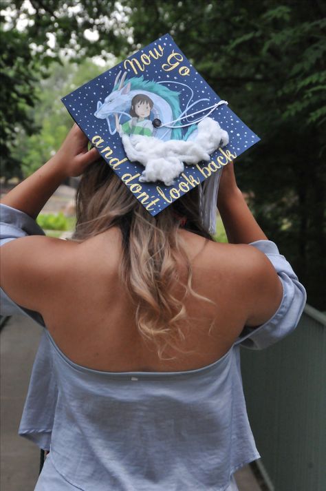 Graduation cap design inspired by Miyazaki's Spirited Away // follow us @motivation2study for daily inspiration Totoro Graduation Cap, The Last Of Us Graduation Cap, Fnaf Grad Cap, Anime Grad Cap Ideas, Anime Graduation Cap Designs, Avatar Graduation Cap, Anime Grad Cap, Pokemon Graduation Cap, Aesthetic Graduation Caps