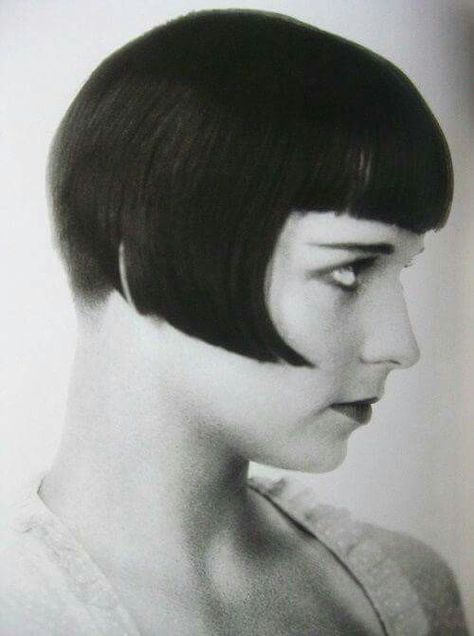 Louise Brooks haircut 1920s Hair, Hollywood Scenes, Veronica Lake, Louise Brooks, Flapper Girl, Farrah Fawcett, Wedding Hair Inspiration, Silent Movie, Charlie Chaplin