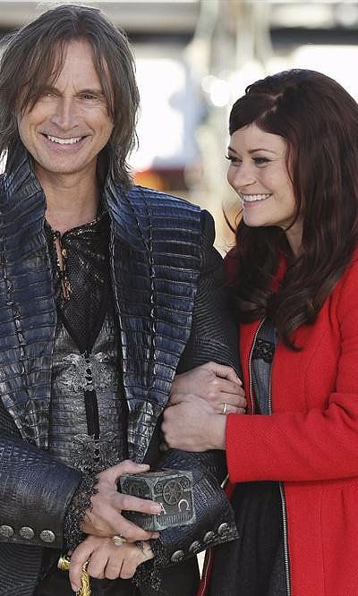 The Once Upon a Time Cast Explains Why Rumplestiltskin and Belle Are Fan Favorites #onceuponatime #ouat Captain Swan, Once Upon A Time Cast, Belle And Rumplestiltskin, Rumple And Belle, Emilie De Ravin, Robert Carlyle, Emma Swan, Sweet Romance, Best Tv Shows