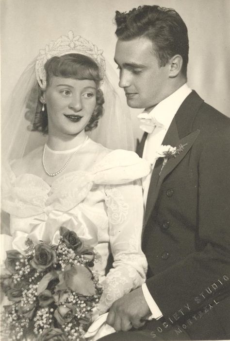 1950s Hairstyle, 1950 Wedding, Old Wedding Photos, Old Fashioned Wedding, Photoshoot Vintage, 1950s Wedding Dress, 1950s Wedding, Vintage Wedding Photos, Antique Wedding