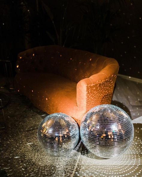 Hedonistic Disco Luxury, Disco Ball Stage Design, Discoball Photobooth, Disco Glam Party Decorations, Disco Ball Table Decor, Outdoor Disco Party, Disco Ball Installation, Disco Party Ideas, Disco Party Aesthetic