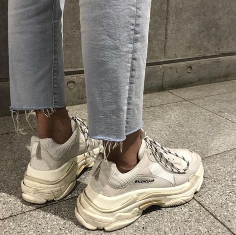 Air Max One, Sneakers Mode, Balenciaga Shoes, Shoe Inspo, Balenciaga Triple S, On The Ground, Vans Old Skool Sneaker, Shoe Game, White Sneakers