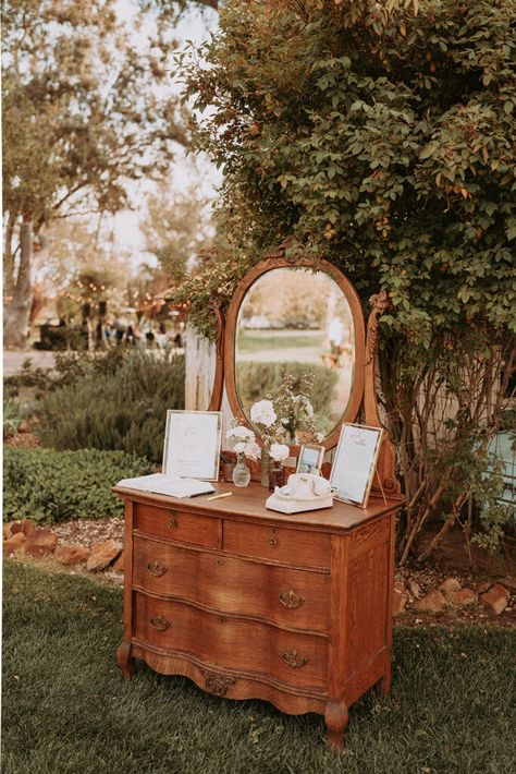 Low Budget Wedding Reception, Rustic Wedding Decor Diy Outdoor Reception Ideas, Vintage Country Wedding Ideas, Boho Antique Wedding, Autumn Backyard Wedding, Country Vintage Wedding, Thrifted Wedding Decor Ideas, Farm Wedding Aesthetic, Granola Wedding Aesthetic