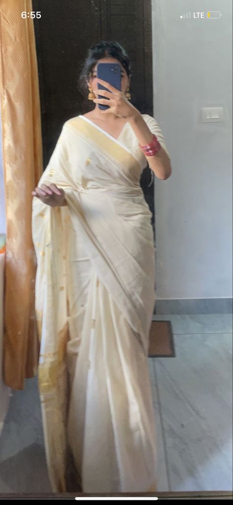 Onam Saree Modern, Saree Modern, Onam Saree, Desi Outfits, Saree Draping, Kerala Saree, Snap Snapchat, Simple Sarees, Desi Aesthetic