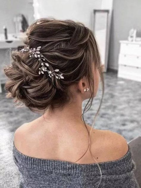 Chignon haut mariage : 25 coiffures parfaites pour le jour J Crystal Hair Vine, Bridal Wedding Hair, Peinados Recogidos, Bridal Hair Vine, Wedding Hair Pieces, Hair Vine, Bridal Hair Pieces, Crystal Hair, Bride Hairstyles