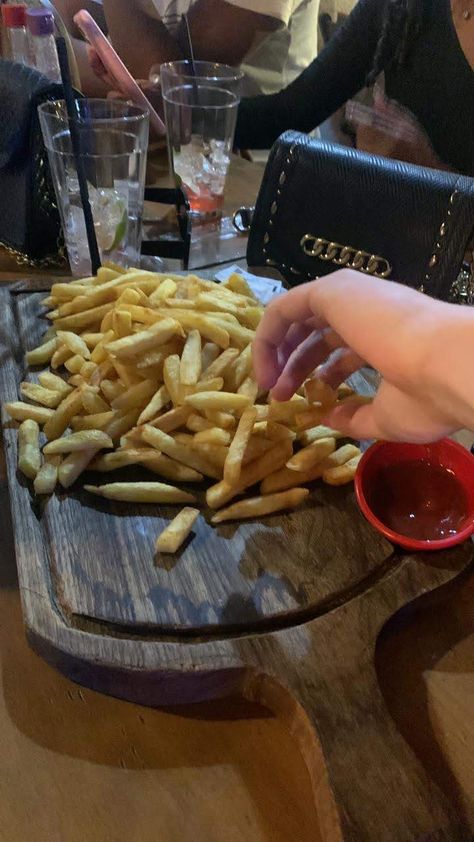 french fries faceless stories ig instagram dinner snack friend reunion sauce bar brasil batat frita nightlife party dinner Friend Reunion, Nightlife Party, Friends Reunion, Party Dinner, French Fries, Dinner Party, Night Life, Sauce, Snacks