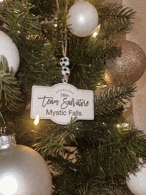 Mystic Falls TVD Ornament - Gold and white Christmas Christmas Vampire Diaries, Vampire Diaries Christmas, Tvd Christmas, Vampire Diaries Mystic Falls, Team Salvatore, Covington Ga, Aesthetic Life, Halloween Inspo, Mystic Falls