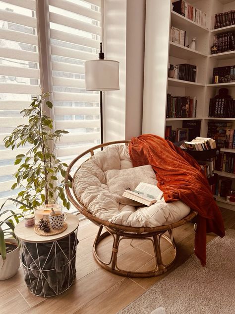 Papasan Chair Reading Nook, Casa Aesthetic, Reading Nook Chair, Cozy Reading Chair, Dream Bedroom Inspiration, Simple Living Room Decor, Basement Inspiration, Cozy Reading Corners, Book Light