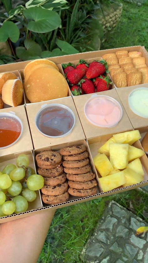 Snacks Box Ideas, Brunch Box Ideas, Snack Box Ideas, Picnic Desserts, Cake Snack, Picnic Box, Breakfast Platter, Party Food Platters, Food Garnishes