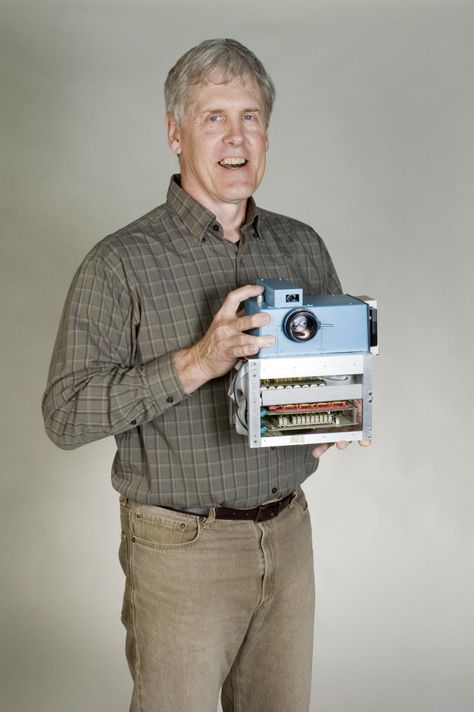 Former Kodak engineer Steve Sasson invented the digital camera 40 years ago. Vintage Cameras, Unintended Consequences, Antique Cameras, Kodak Moment, Camera Nikon, The Good Old Days, Large Prints, 40 Years, Digital Camera