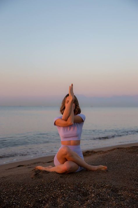 Yoga Poses Astethic, Yoga Beach Poses, Yoga Pose Photoshoot, Yoga Portrait Photography, Yoga Astethic Photos, Hot Yoga Aesthetic, Easy Yoga Poses Photography, Beach Yoga Aesthetic, Yoga Asthetic Picture