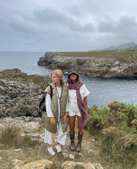 Scotland Summer Outfits, Scotland Outfit, Countryside Outfit, Scotland Fashion, Garment Of Praise, Spring Fits, Winter Fits, Neutral Outfit, Vogue Fashion