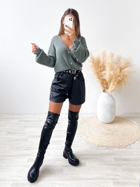 Strickjacke mit Knöpfen und Highwaist Leder Shorts Taillien Nietengürtel Overknee Boots Thigh High Boots Flat, Boots Flat, Cold Season, Thigh High Boots, Thigh High, Over The Knee Boots, Thigh Highs, High Boots, Over Knee Boot