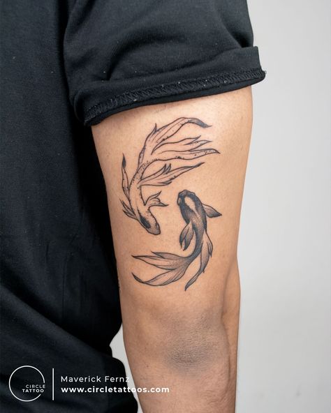 Koi Fish Tattoo Forearm, Snowman Tattoo, Pez Koi Tattoo, Coy Fish Tattoos, Tricep Tattoos, Koi Tattoo Design, Small Shoulder Tattoos, Circle Tattoos, Circle Tattoo