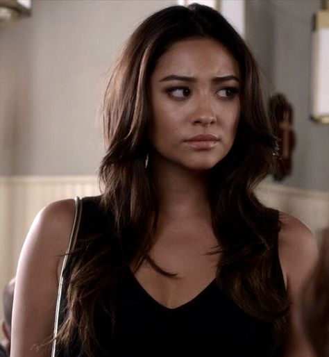 Shay Mitchell Hair, Objectifying Women, Prettiest Women, Kai Parker, Emily Fields, Felicity Smoak, Favourite Characters, Shay Mitchell, Hawkeye