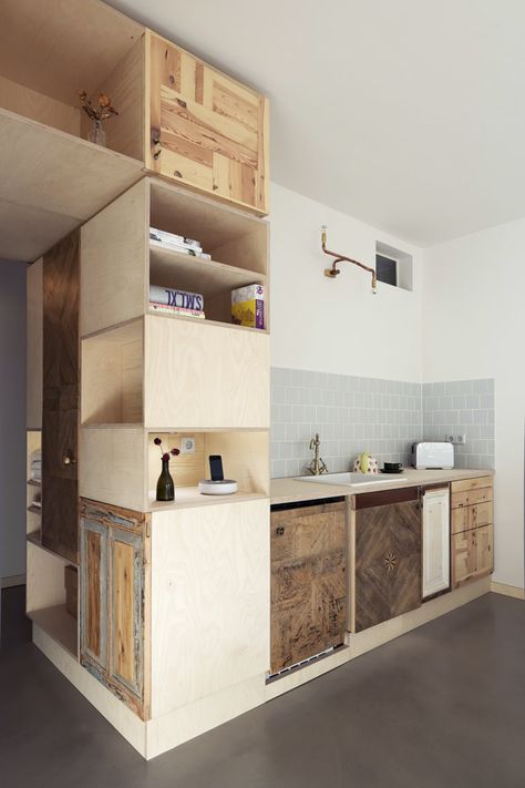 Plus One Small Apartment in Berlin Sink Apartemen Studio, Minimalist Dekor, Interior Dapur, Berlin Apartment, Kitchen Cupboard Designs, Comfortable Kitchen, Small Kitchen Organization, Hotel Room Design, Interior Minimalista