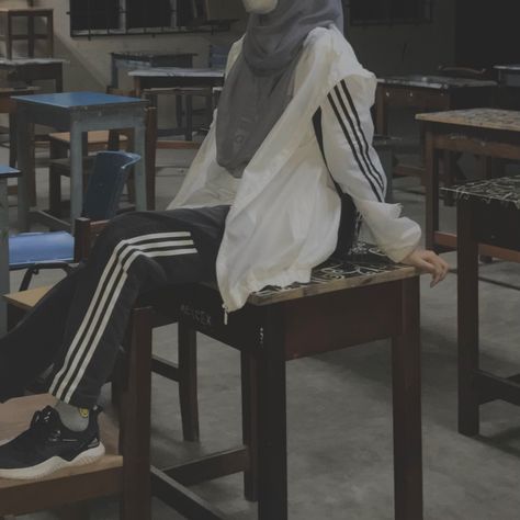 Style Jogging Hijab, Outfit Badminton Hijab, Style Olahraga Hijab, Hijab Outfit Syari, Sporty Hijab Outfit, Muslimah Style, Hijab Trends, Muslim Outfits Casual, Muslim Fashion Hijab Outfits