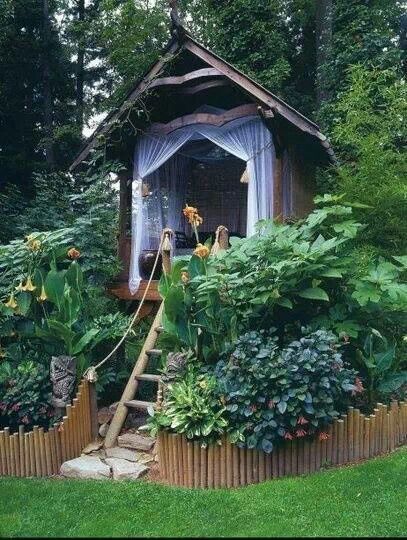 Outdoor retreat idea Treehouse Inspiration, Backyard Getaway, Casa Vintage, Secret Gardens, She Sheds, The Secret Garden, Plants And Flowers, Garden Cottage, Outdoor Rooms