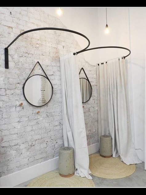 Boutique Changing Room Ideas, Clothing Shop Interiors Store Displays, Small Changing Room Ideas, Boutique Fitting Room, Small Fashion Boutique, Black And White Boutique, Small Boutique Interior, Clothing Boutique Decor, Clothing Boutique Interior