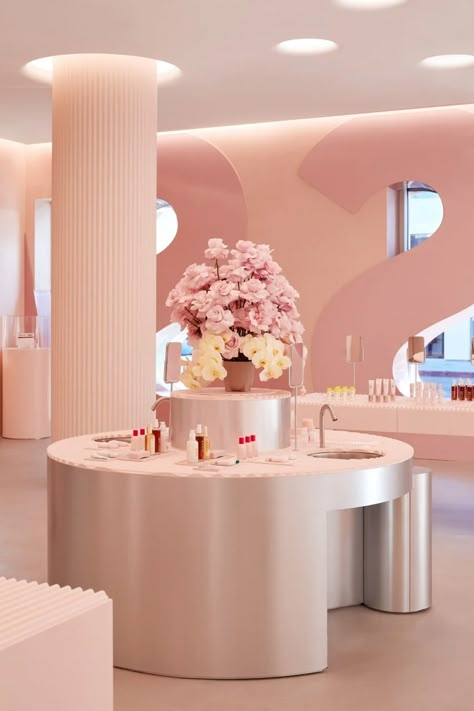 Glossier Pop Up, Glossier Store, Pins Display, Skincare Store, Popup Store, Retail Ideas, Store Interiors, Makeup Store, Cool Mirrors