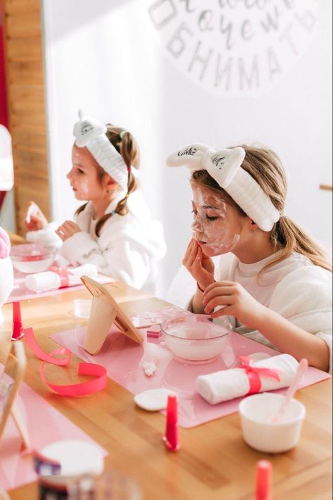 Spa Tea Party, Spa Day Birthday Party Ideas For Teens, Girls Pamper Party Ideas, Pamper Party Ideas Kids, Spa Girls Birthday Party, Kids Makeup Party, Kids Spa Party Ideas, Spa Birthday Party Ideas For Kids, Spa Day For Kids