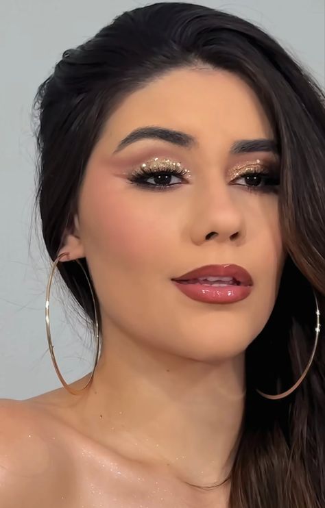 Make Up For Graduation Day, Make Com Glitter, Make Up For Graduation, Stylish Nails Designs, Gloss Labial, Dope Makeup, Makeup Eyeliner, Glam Makeup, Party Looks