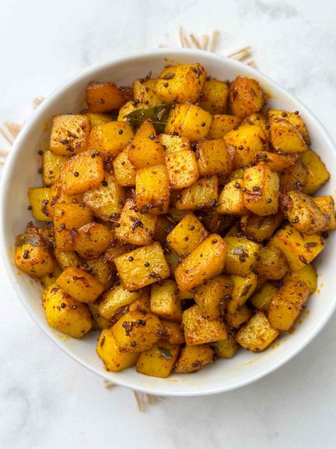 south indian potato fry served in a bowl Potato Fry Recipe, Aloo Fry, Indian Comfort Food, Fried Potatoes Recipe, Potato Fry, Indian Side Dishes, How To Make Potatoes, Garlic Potatoes, Weekend Dinner