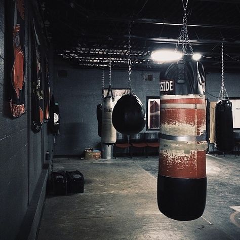 Boxer Aesthetic, Boxe Thai, Trening Sztuk Walki, Boxing Bags, Boxing Girl, Boxing Gym, Garage Gym, Punching Bag, Gym Design