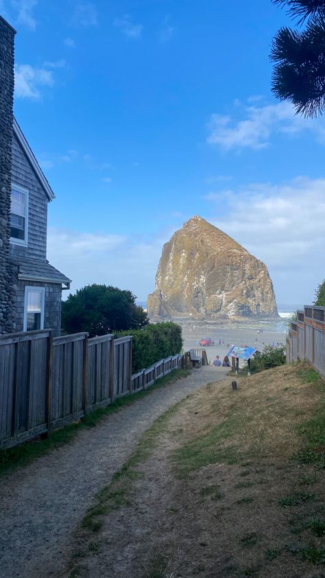 Oregon Coast Surfing, Oregon Cannon Beach, Cannon Beach Oregon Aesthetic, Oregon Picture Ideas, Pnw Beach House, Pacific Coast Aesthetic, Pnw Coast Aesthetic, Summer In Oregon, House In Oregon