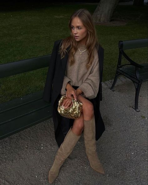 Beige Boots Outfit, Suede Boots Outfit, Winter Boots Outfits, Jumper Outfit, Beige Outfit, Style 2023, Estilo Preppy, Suede Boots Knee High, Autumn Outfit