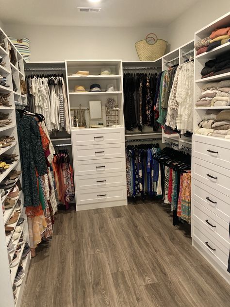 Big Closet Ideas, Designer Closets, Big Walk In Closet, Bedroom Into Closet, Organize Wardrobe, Big Closet, Room Organization Bedroom, Huge Closet, Dressing Room Closet