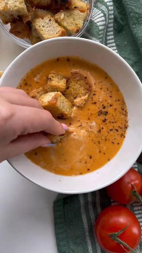 Warming Soups, Food Soup, Cooking Cream, Homemade Soup Recipe, Creamy Tomato Soup, Tomato Soup Recipes, Healthy Lunches, Quick And Easy Recipes, Roma Tomatoes