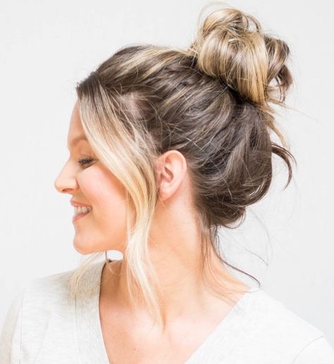 Der Messy Bun gehört aktuell zu den ganz großen Frisurentrends. Wir zeigen euch, wie der "unordentliche Dutt" perfekt gelingt. Messy Bun Medium Hair, Messy Bun For Short Hair, Cute Bun Hairstyles, Cute Messy Buns, Short Hair Bun, Fesyen Rambut, Peinados Recogidos, Lob Hairstyle, Messy Bun Hairstyles