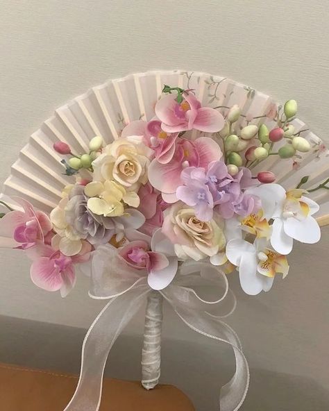 Stunning Folding Hand Fan Bouquet 🪭💐 Folding Hand Fans are also a must-have wedding favor. Enhance your wedding experience and optimize costs with our exclusive offers at Peonies. When you choose our premium wedding invitations, enjoy special discounts on a range of accessories, including gift boxes, vow booklets, welcome signs, menus, table numbers, thank you tags, and more. Contact us today for a complimentary consultation and personalized support. —————/-//-/————— 💒 𝗣𝗲𝗼𝗻𝗶𝗲𝘀 𝗪𝗲𝗱𝗱𝗶𝗻𝗴 𝗣𝗿𝗶... Fresh Bridal Bouquets, Folding Hand Fan, Vase Crafts, Peony Wedding, Wedding Fans, Paper Floral, Affordable Wedding, Hanging Flowers, Floral Foam