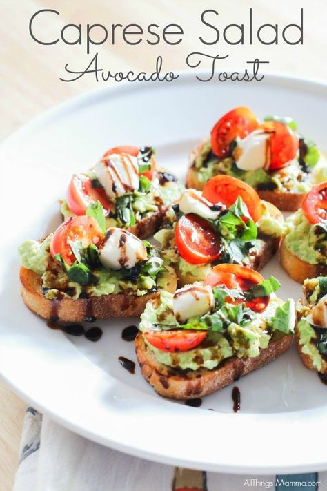 Here's a quick and easy appetizer idea that is perfect for any occasion! Caprese Salad Avocado Toast is one of my new favorites and it will become one of your favorites, too! Toast Aperitif, Salad Avocado, Gluten Free Puff Pastry, Pane Dolce, Avocado Toast Recipe, Quick And Easy Appetizers, Dinner Appetizers, Toast Recipes, Game Day Food