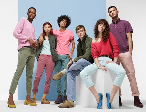 Gap launches spring-summer 2018 campaign Tre Samuels, Group Photo Poses, Logos Retro, Hoyeon Jung, Group Poses, Summer Campaign, Photo Grouping, Photoshoot Concept, Team Photos