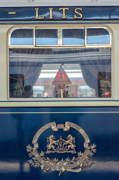 Voyager en #train à travers l’#Europe avec le mythique Orient Express. De Paris à Istanbul, retrouvez l’esprit originel de ce #voyage transcontinental grâce à cet #itinéraire qui vous mène aux portes de l’#Asie, à bord de trains-couchettes ordinaires. 🚂 Europe By Train, Quick Money Online, Travelling Europe, Luxury Train, Marketing Affiliate, Orient Express, Train Pictures, Quick Money, Marketing Techniques