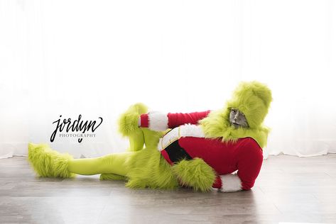 This is anything but stink, stank, stunk. Pregnant Grinch Costume, Pregnant Grinch, Grinch Costumes, Target Maternity, Pregnancy Costumes, Stink Stank Stunk, Magical Pictures, Awkward Photos, Mom Show