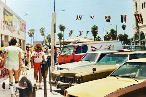 40 Fascinating Photos Show What Los Angeles Looked Like in the 1970s ~ Vintage Everyday Photography Genres, Vintage Los Angeles, Slogan Tshirt, California Dreamin', Types Of Photography, Photo Story, Candid Photography, Colour Photograph, Venice Beach