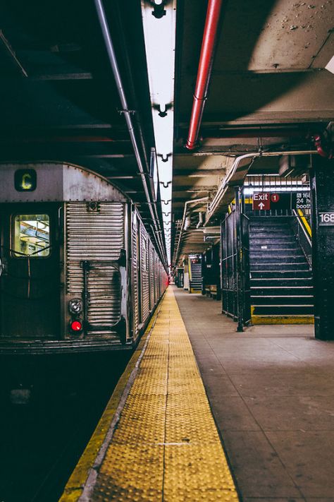 Why the Subway is the Prettiest Part of NYC Photography City, York Aesthetic, Washington Heights, Subway Station, U Bahn, Nyc Subway, Manhattan New York, City That Never Sleeps, The Platform