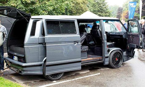 Der VW T3 ist ja schon an und für sich Kult. Aber verbaut der Besitzer einen W12-Motor aus dem Audi A8 in die Kastenform, dann erhält der T3 nochmal einen ganz eigenen Reiz. 470 PS im VW T3 sind eben eine Vw T3 Tuning, Vw Bus T3, T3 Bus, 57 Chevy Trucks, T6 California, Volkswagen Minibus, T3 Vw, Vw Caravelle, Volkswagen Vans