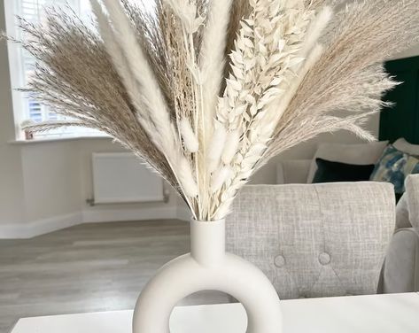 Pampass Grass Vase, Pampas Grass With Vase, Donunt Vase, Flowers For Tall Vases, Flower In Vase Decor, Pampas Grass Vase Arrangement, Pampas Arrangement Vase, Floor Vase With Pampas, Bunny Tails In Vase