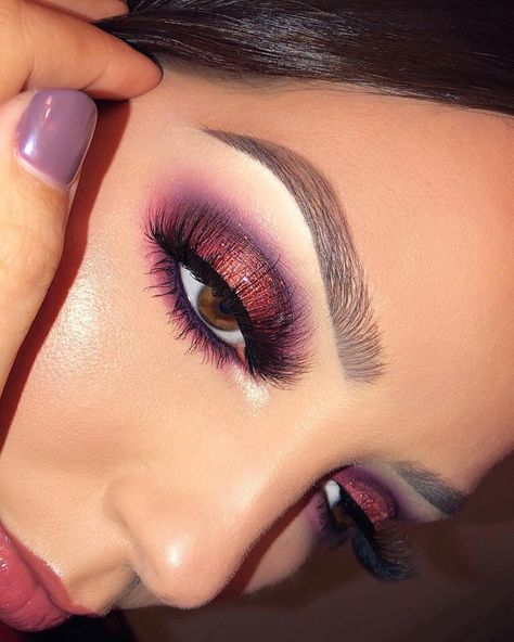 We are LIVING for these cranberry toned looks! 😍⁣ ⁣ Who else is planning on creating a look for your Thanksgiving dinner? 👇⁣ ⁣ ✨… Pink Makeup Soft, Disney Midnight Masquerade, Cranberry Makeup, Cranberry Eyeshadow, Anastasia Beverly Hills Eyeshadow, Pink Smokey Eye, Midnight Masquerade, Viral Makeup, Best Lip Gloss