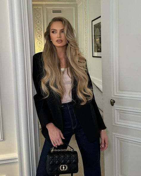 Romee Strijd Outfits, Romee Strijd Style, Insta Inspiration, Romee Strijd, Fashion Family, Paris Aesthetic, Beauty Icons, Fashion Mistakes, Cool Hair Color